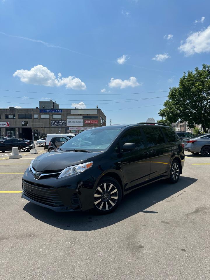 2019 Toyota Sienna LE - Photo #1