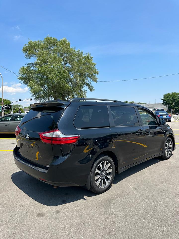 2019 Toyota Sienna LE Photo