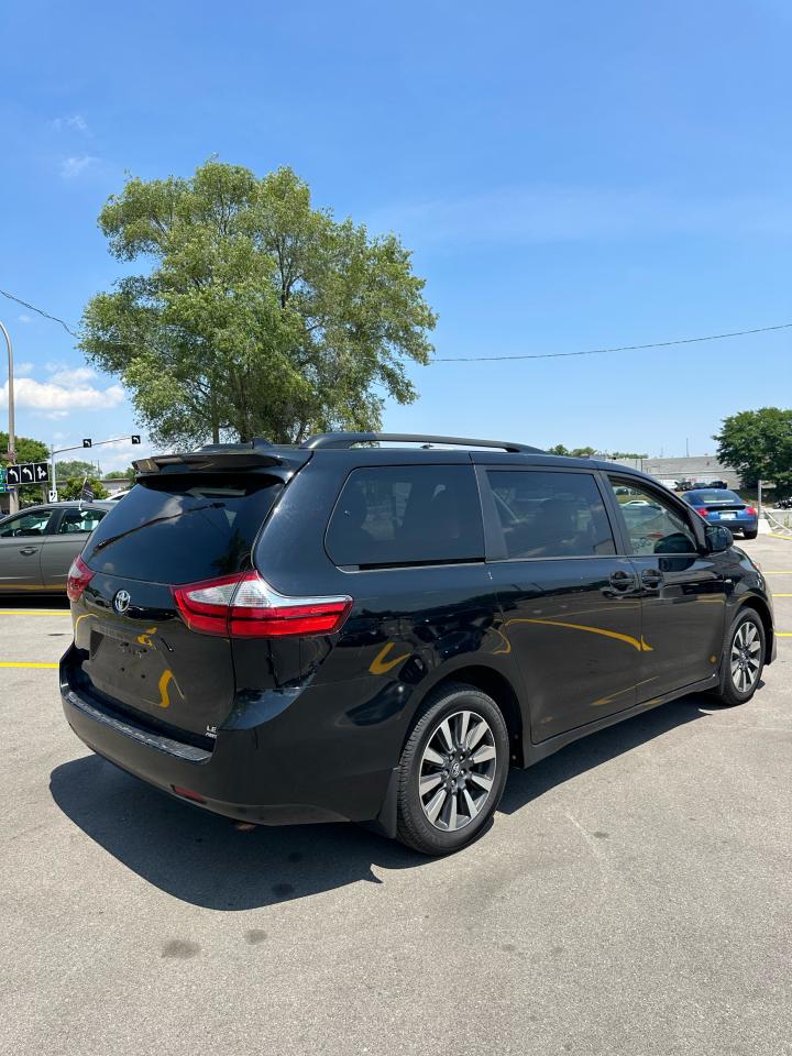 2019 Toyota Sienna LE Photo4