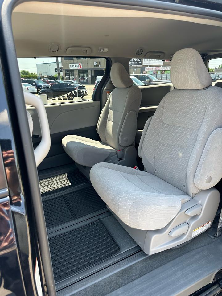 2019 Toyota Sienna LE Photo