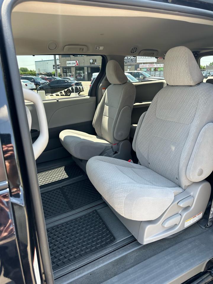 2019 Toyota Sienna LE - Photo #9