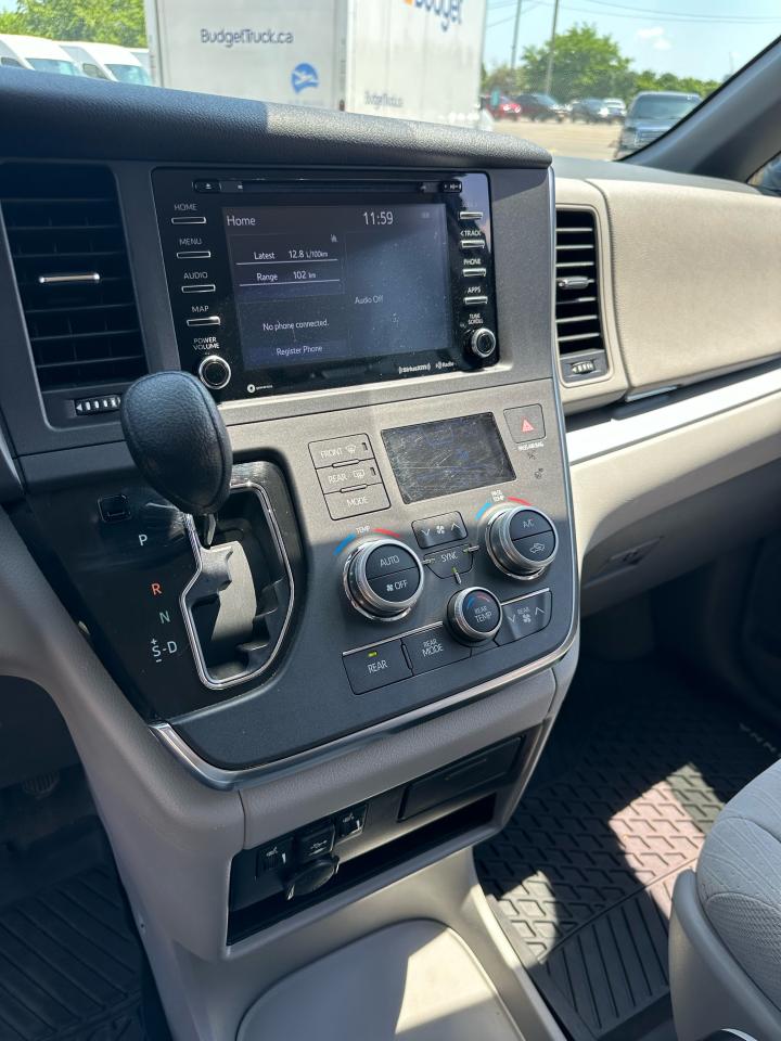 2019 Toyota Sienna LE - Photo #14