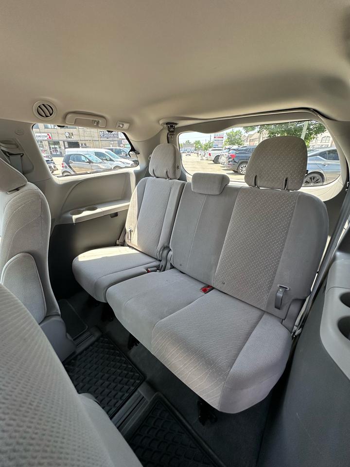 2019 Toyota Sienna LE Photo