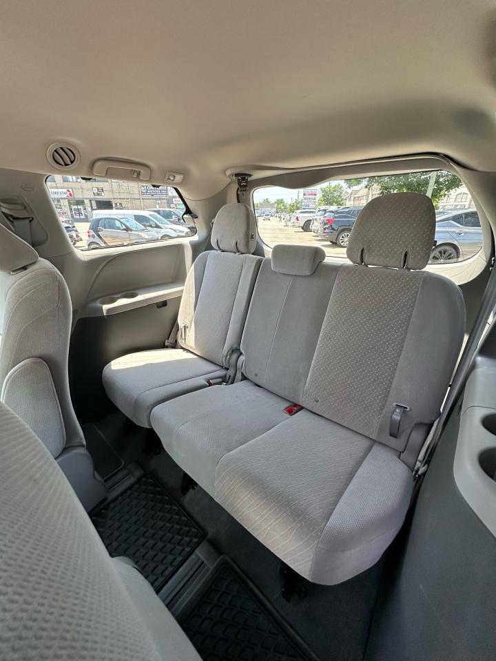 2019 Toyota Sienna LE - Photo #11