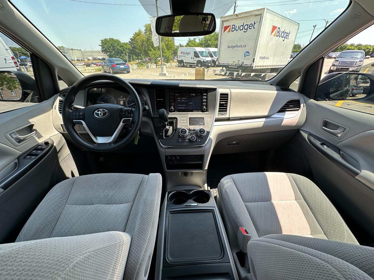 2019 Toyota Sienna LE Photo
