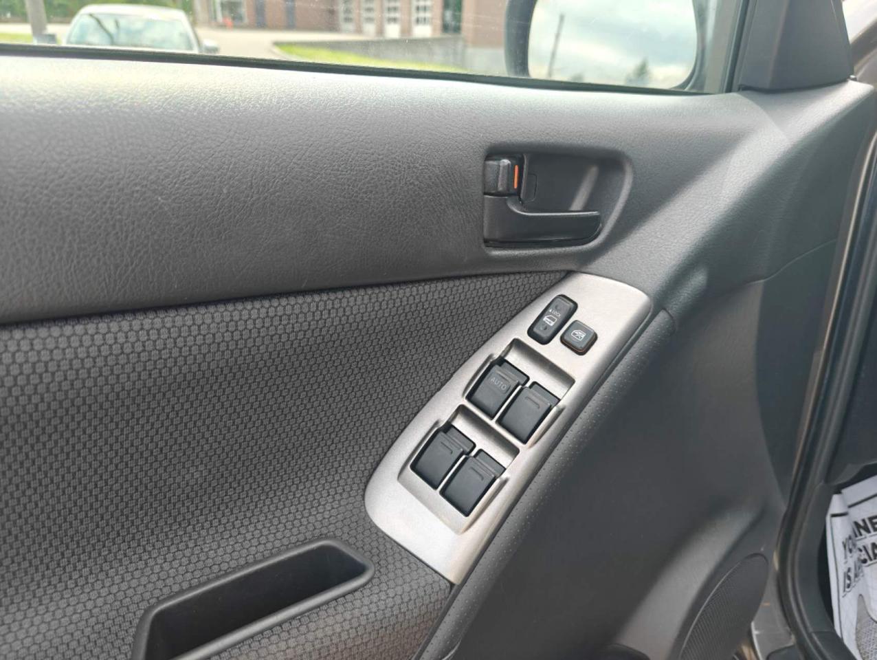 2008 Pontiac Vibe FWD - Photo #9