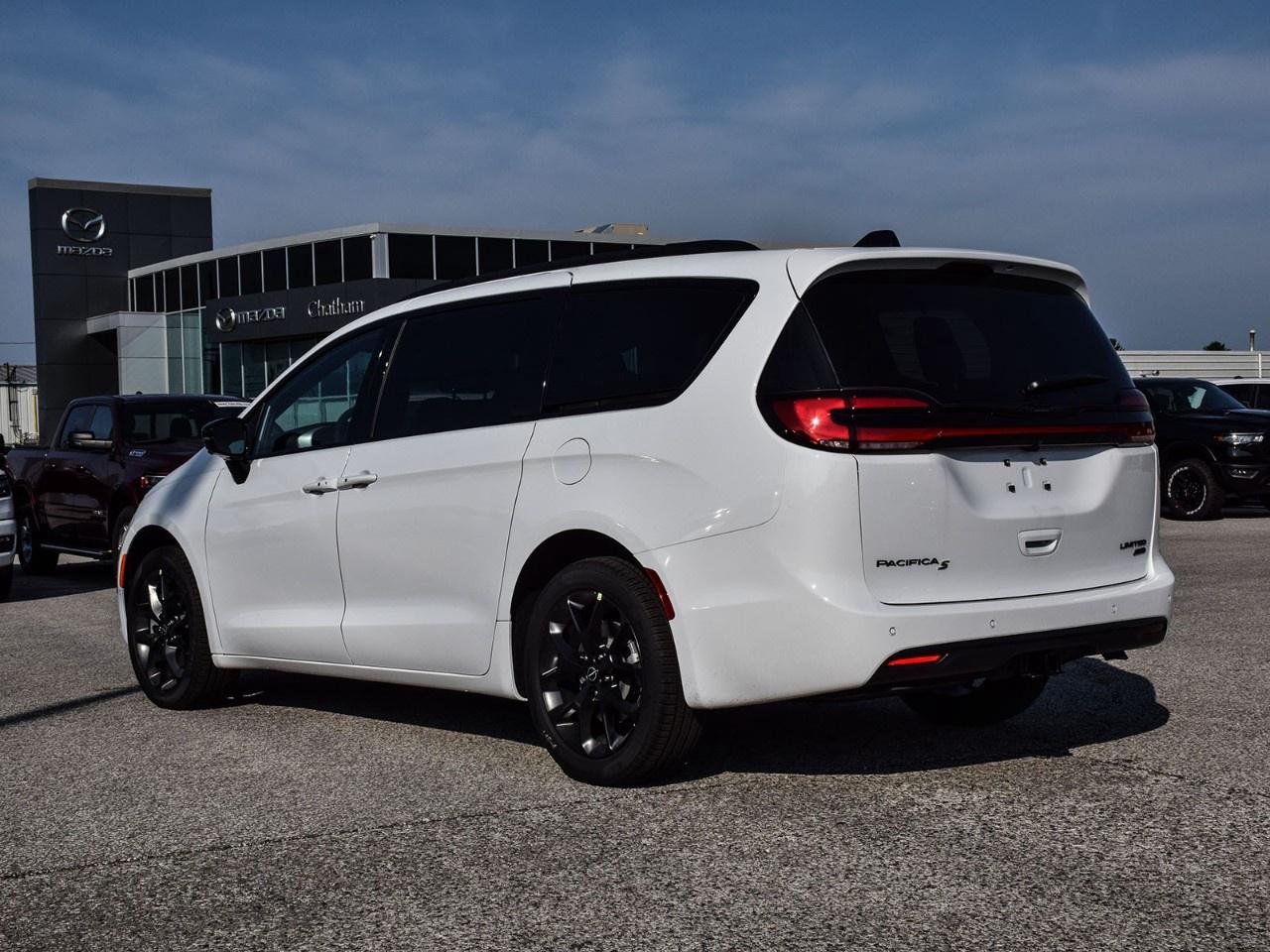 2026 Chrysler Pacifica Limited AWD Photo