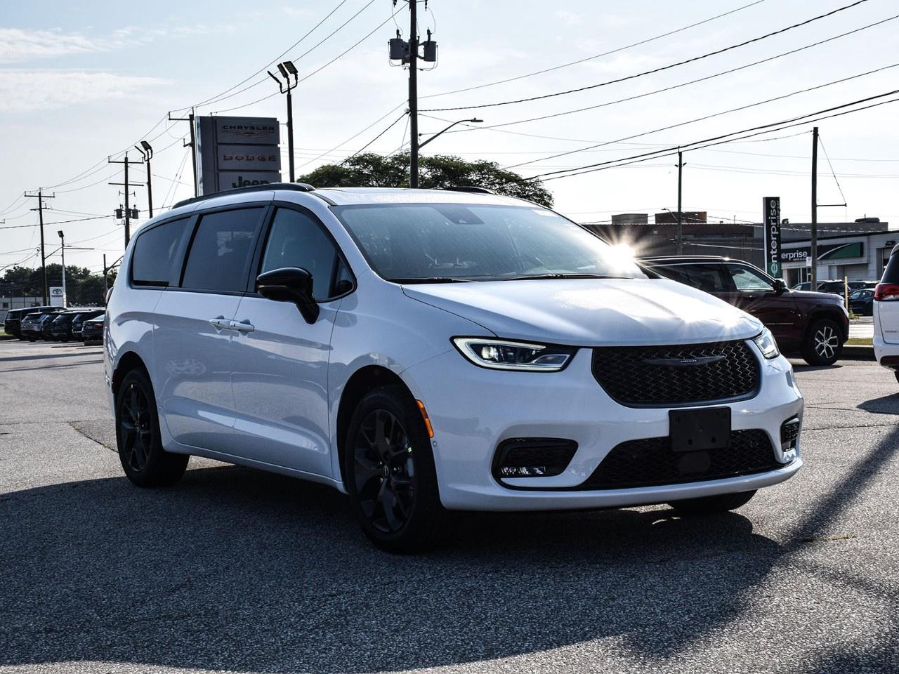 2026 Chrysler Pacifica Limited AWD Photo4