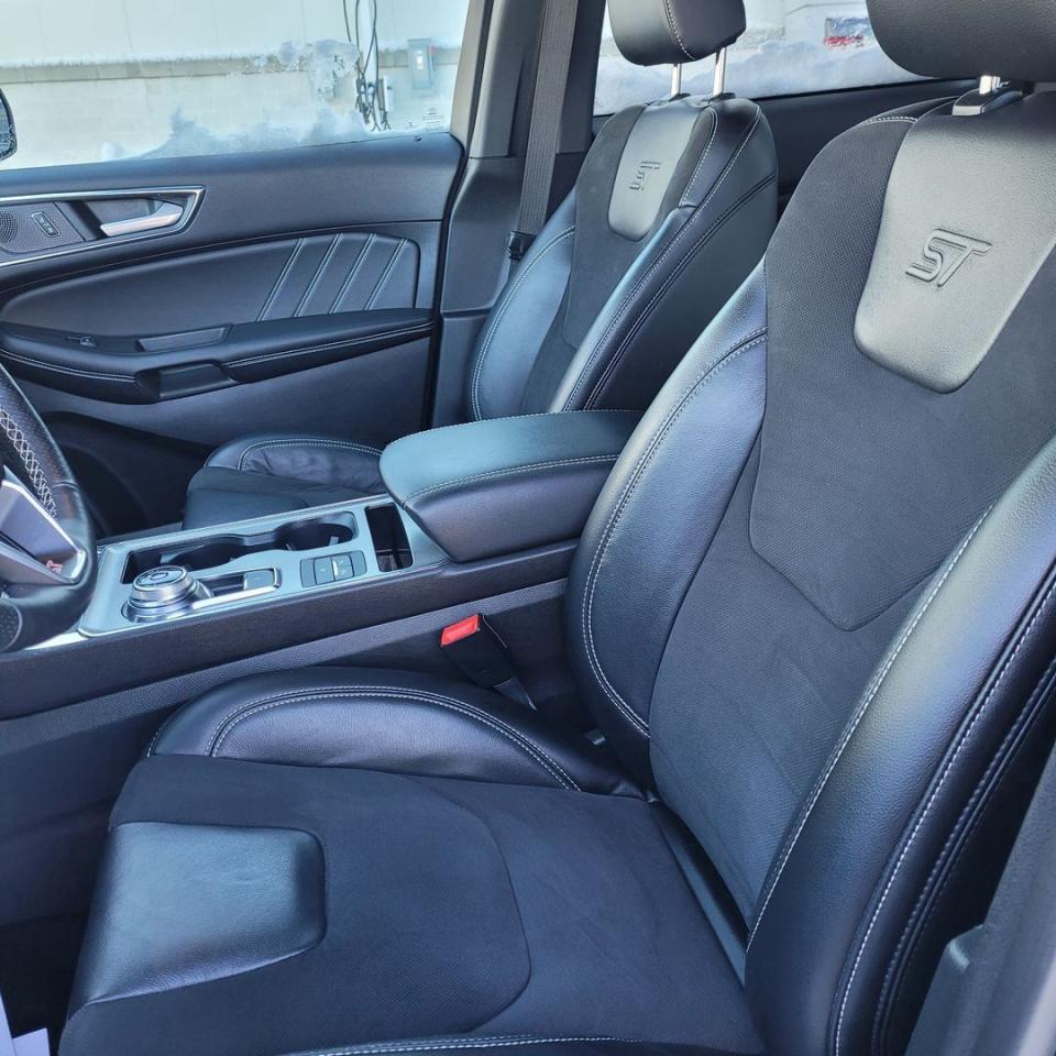 2022 Ford Edge ST Photo11
