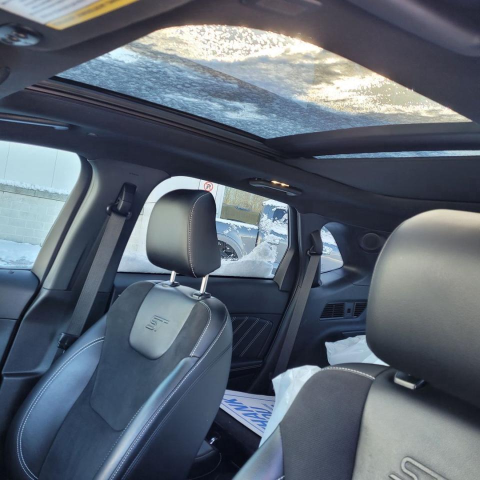 2022 Ford Edge ST Photo13