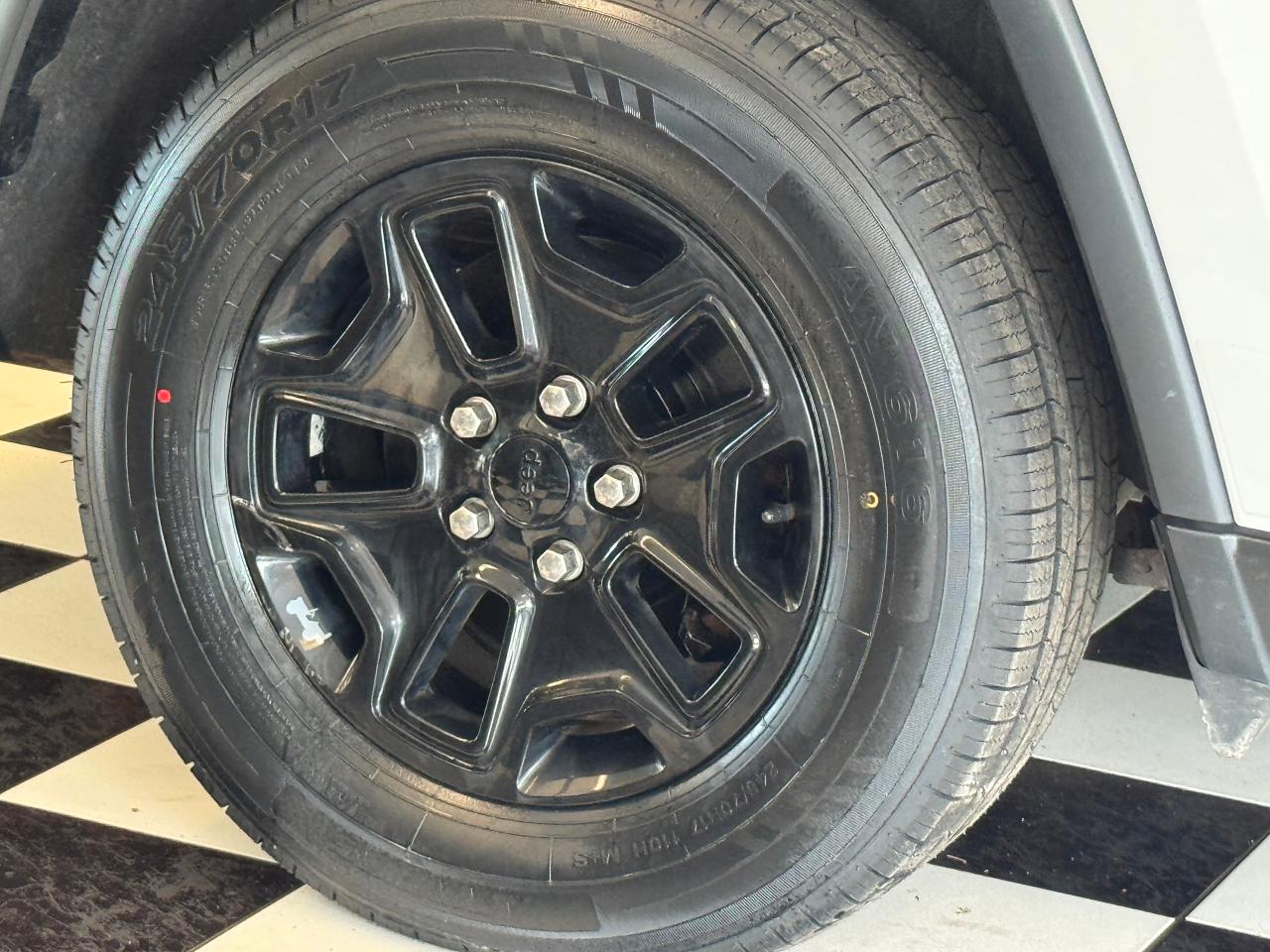 2014 Jeep Grand Cherokee 4WD Laredo+New Tires+Camera+Bluetooth Photo111