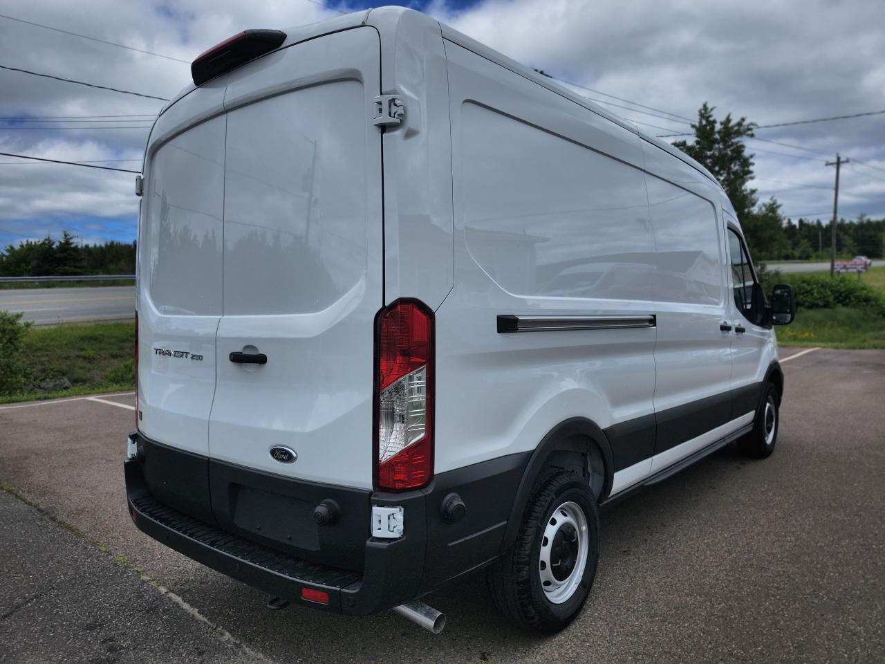 2025 Ford Transit Cargo Van T-250 148" MED RF 9070 GVWR RWD Photo4
