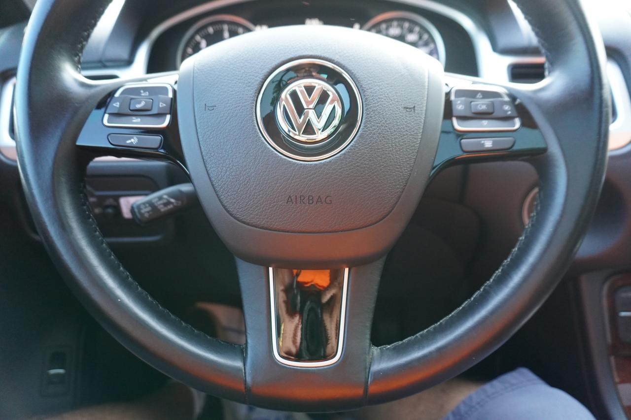 2014 Volkswagen Touareg 1 OWNER / NO ACCIDENTS / DEALER SERVICED /3.0 TDI - Photo #12