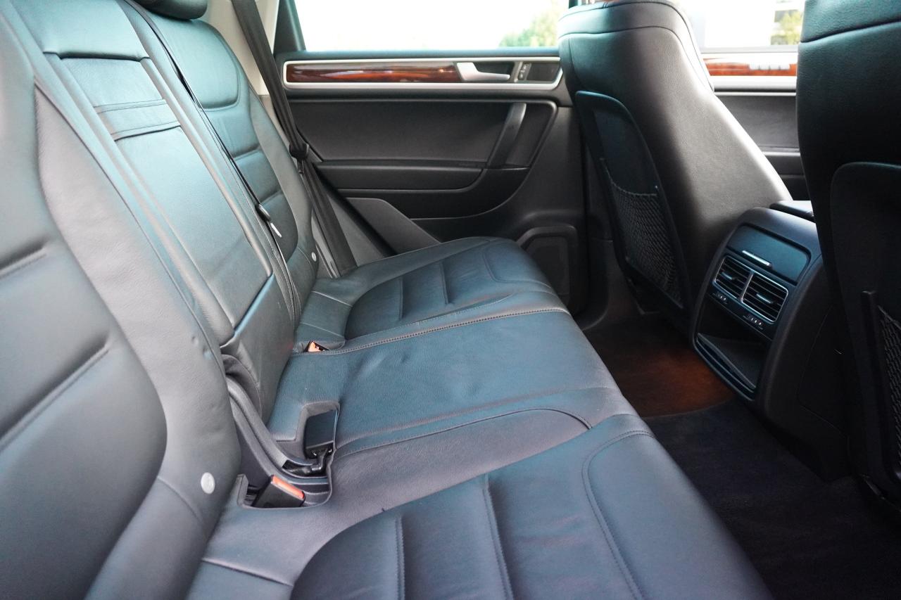 2014 Volkswagen Touareg 1 OWNER / NO ACCIDENTS / DEALER SERVICED /3.0 TDI - Photo #21