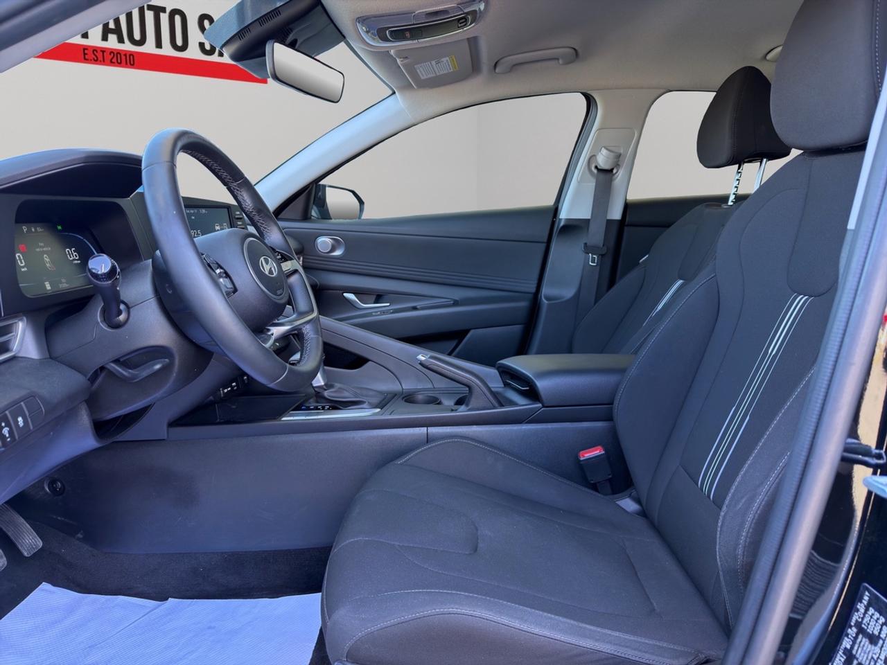 2024 Hyundai Elantra SEL Photo