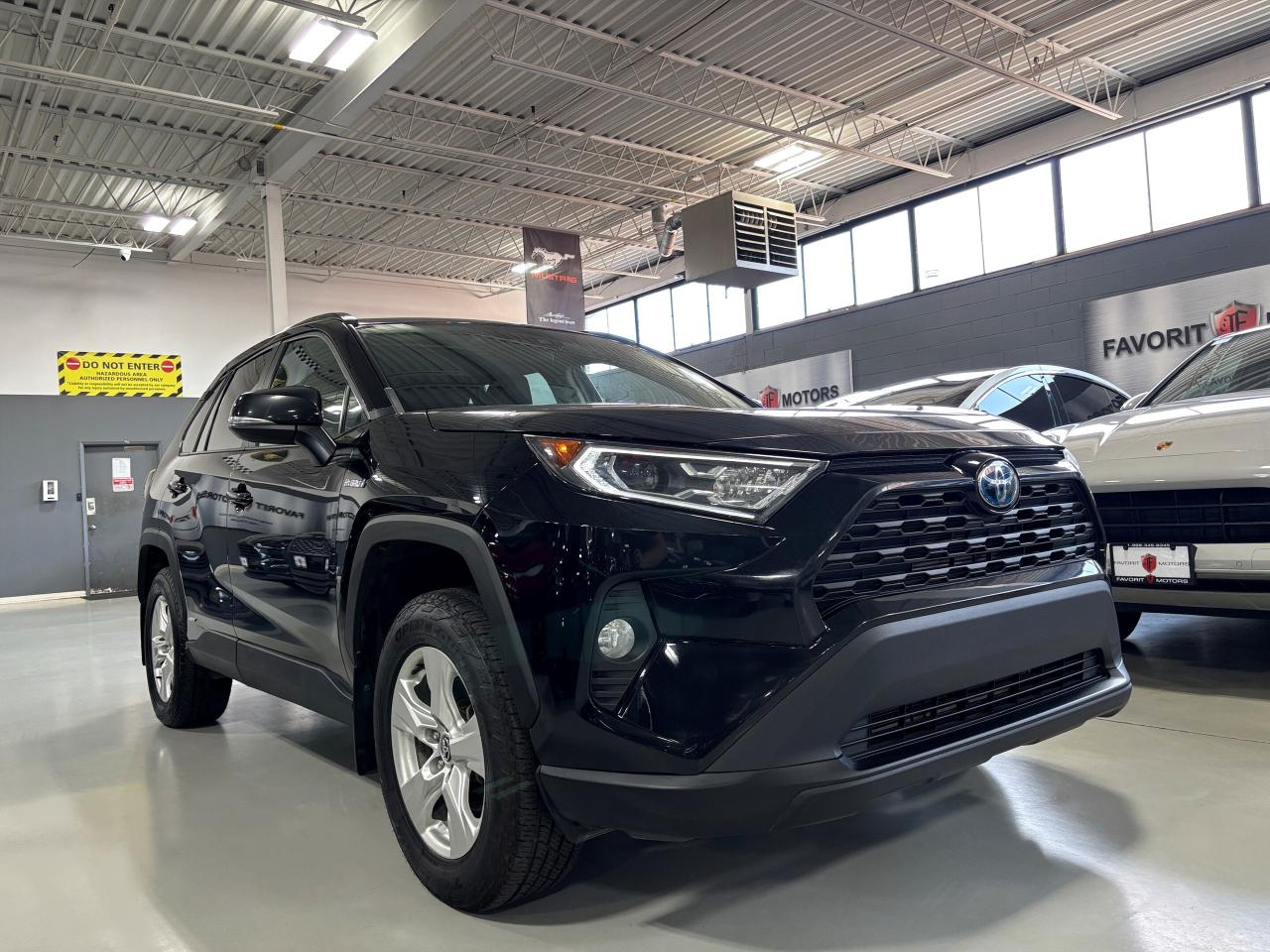 2021 Toyota RAV4 Hybrid XLE|AWD|ALLOYS|SUNROOF|BACKUPCAM|+++ - Photo #2