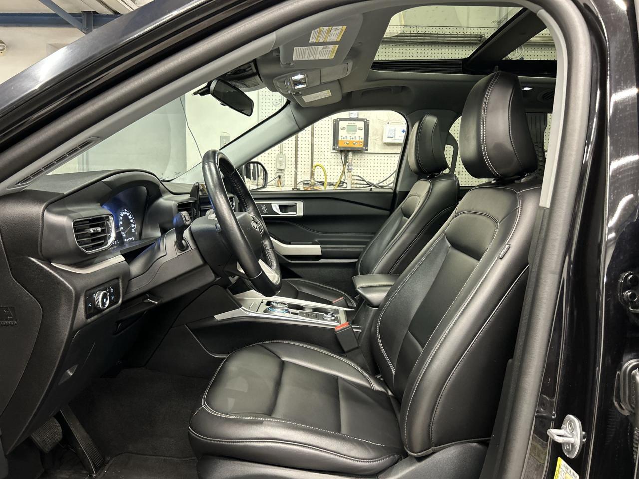 2023 Ford Explorer AWD| 6-PASS| HTD LEATHER| PANO ROOF| CARPLAY| NAV Photo