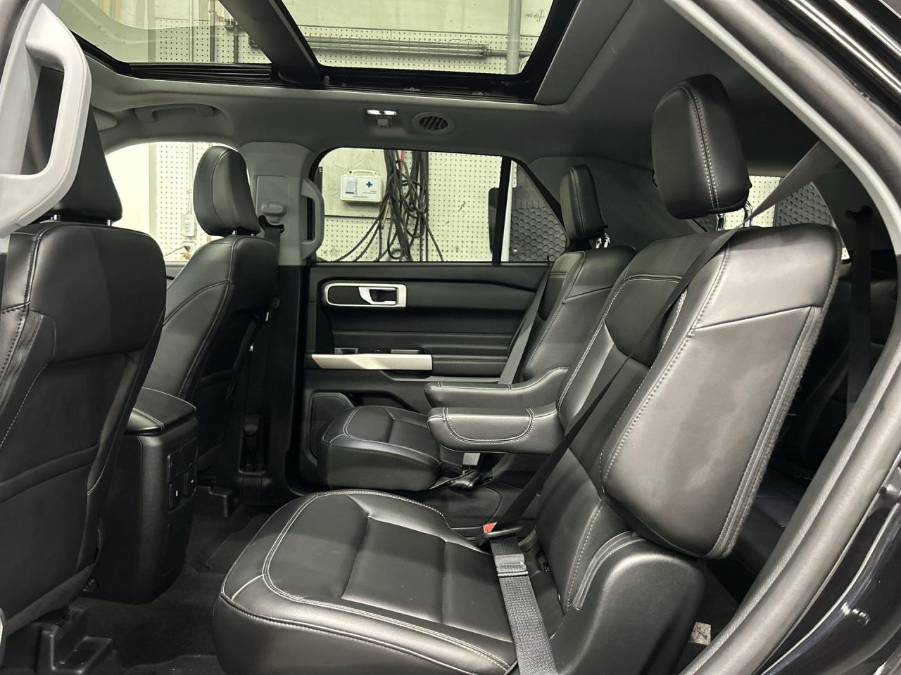 2023 Ford Explorer AWD| 6-PASS| HTD LEATHER| PANO ROOF| CARPLAY| NAV Photo