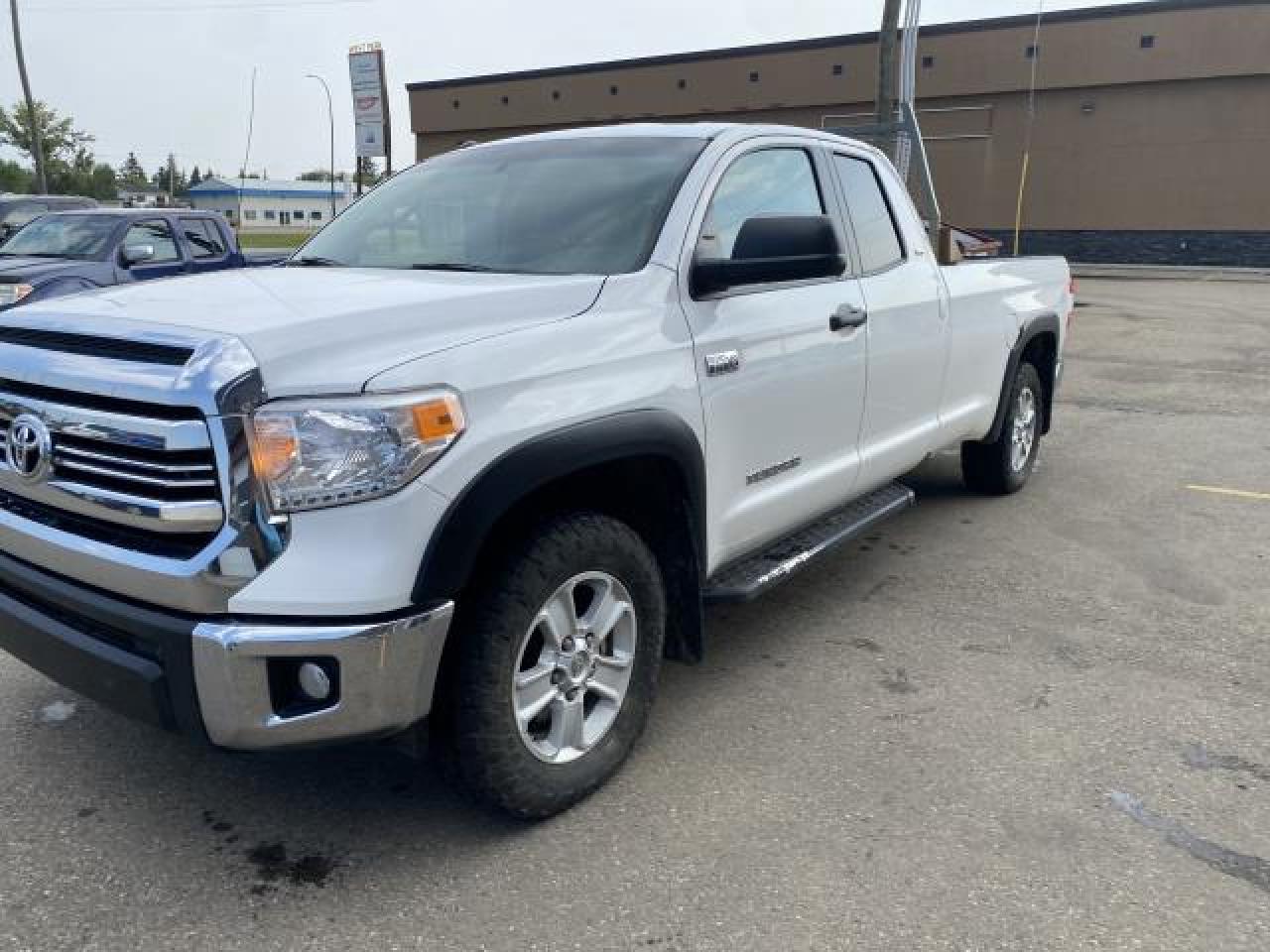 2017 Toyota Tundra SR5 5.7L V8 DOUBLE C - Photo #6