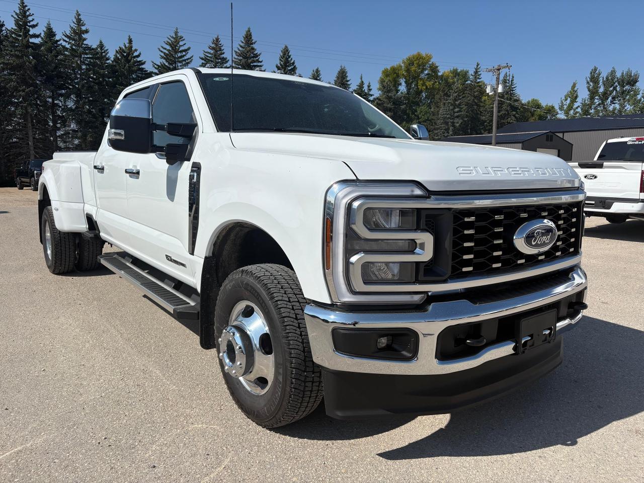 2026 Ford F-350 Super Duty DRW LARIAT 4WD CREW CAB 8' BOX Photo3