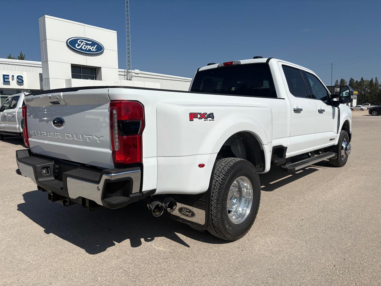 2026 Ford F-350 Super Duty DRW LARIAT 4WD CREW CAB 8' BOX Photo4