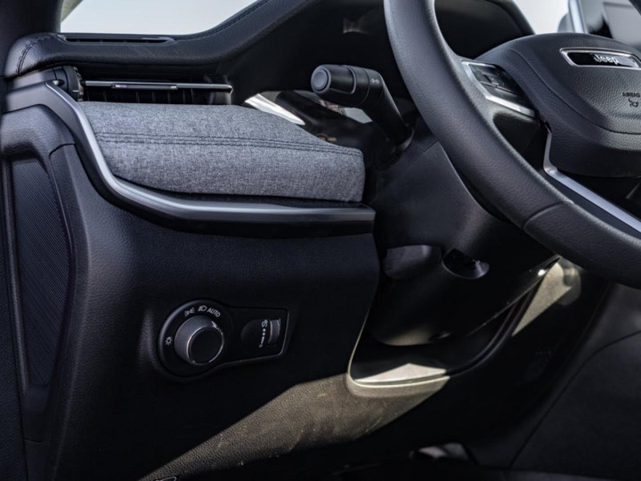 2025 Jeep Compass Sport Photo