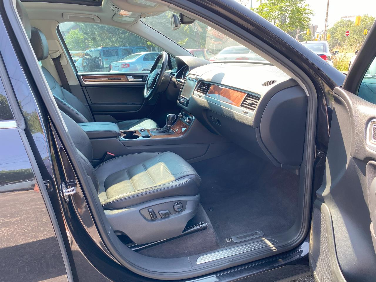 2011 Volkswagen Touareg Highline/Automatic/AWD/Leather/Roof/Navi - Photo #9