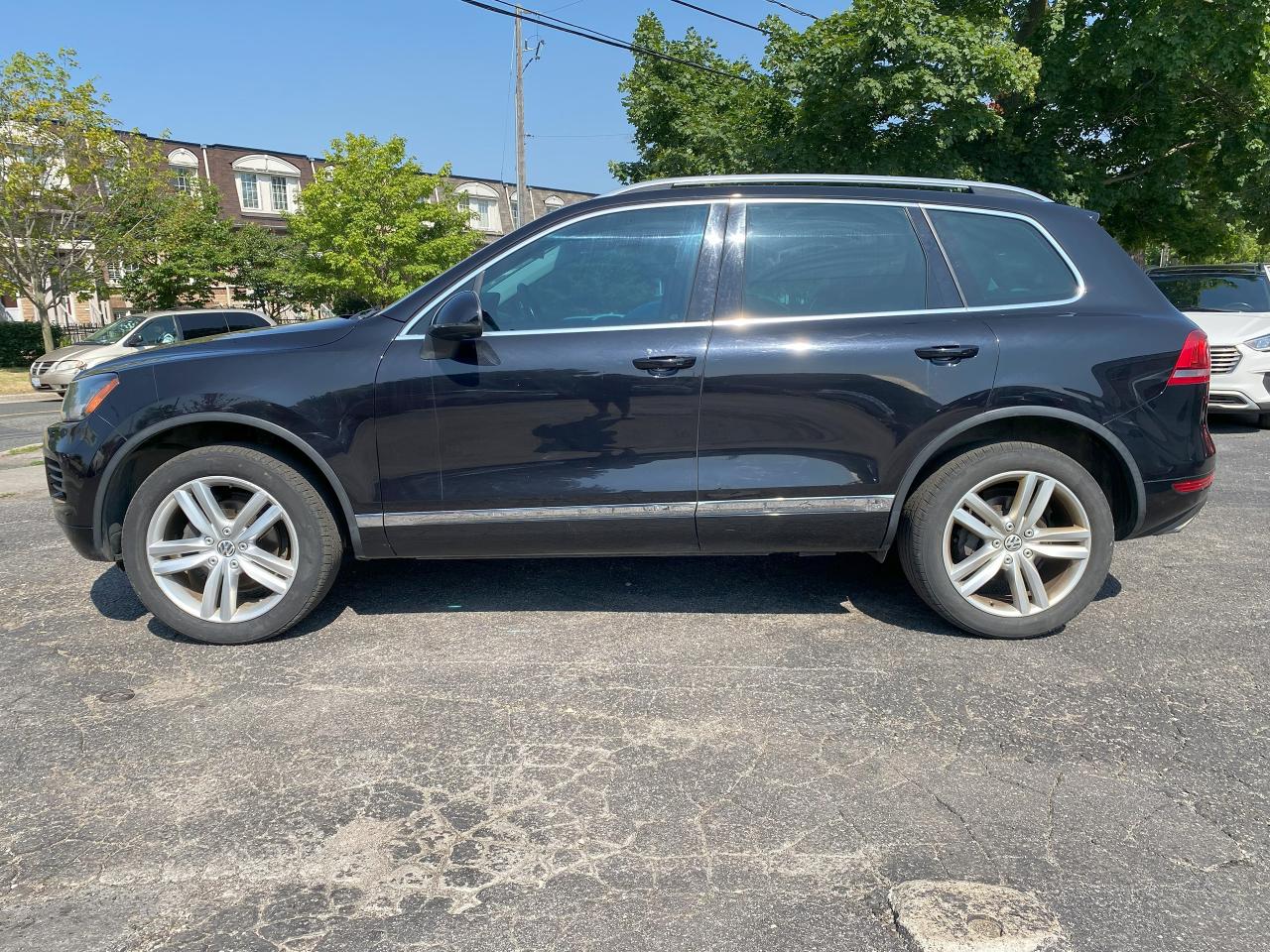 2011 Volkswagen Touareg Highline/Automatic/AWD/Leather/Roof/Navi - Photo #2