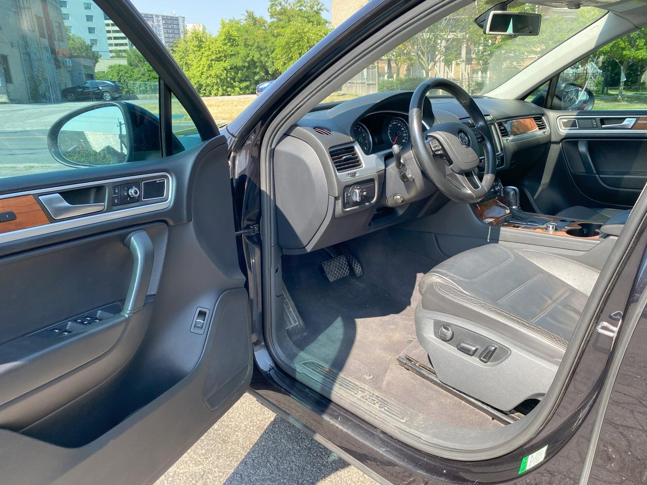 2011 Volkswagen Touareg Highline/Automatic/AWD/Leather/Roof/Navi - Photo #11