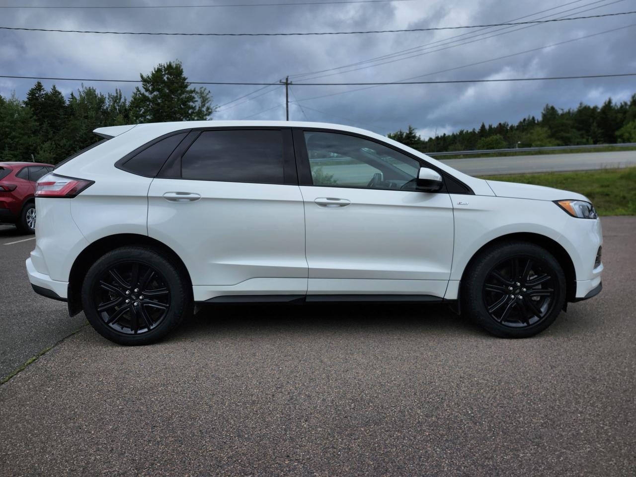 2024 Ford Edge ST LINE AWD W/ OFF LEASE / WINTER TIRE PACKAGE Photo3
