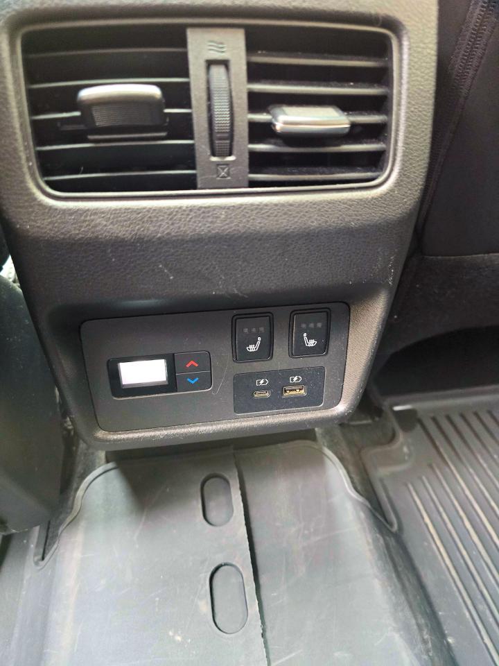 2021 Nissan Rogue Platinum only 57,101 KM, Accident Free - Photo #9