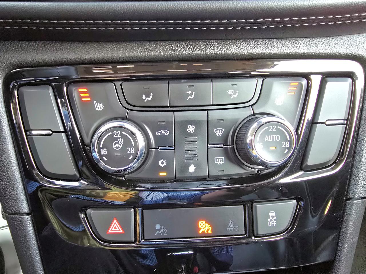 2017 Buick Encore Essence, AWD, 71,896 KM Sunroof no Accidents - Photo #17