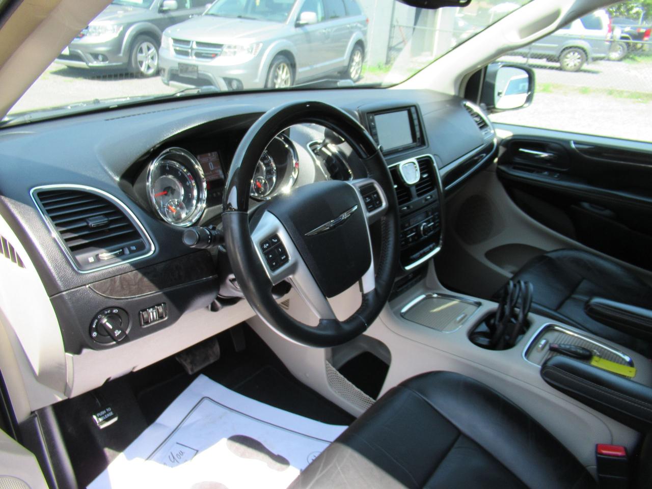 2016 Chrysler Town & Country Limited - Photo #5