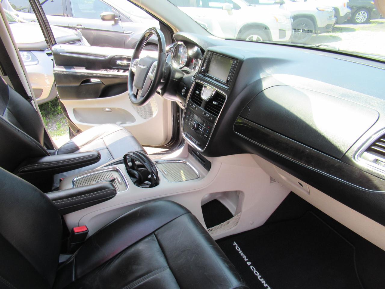 2016 Chrysler Town & Country Limited - Photo #8