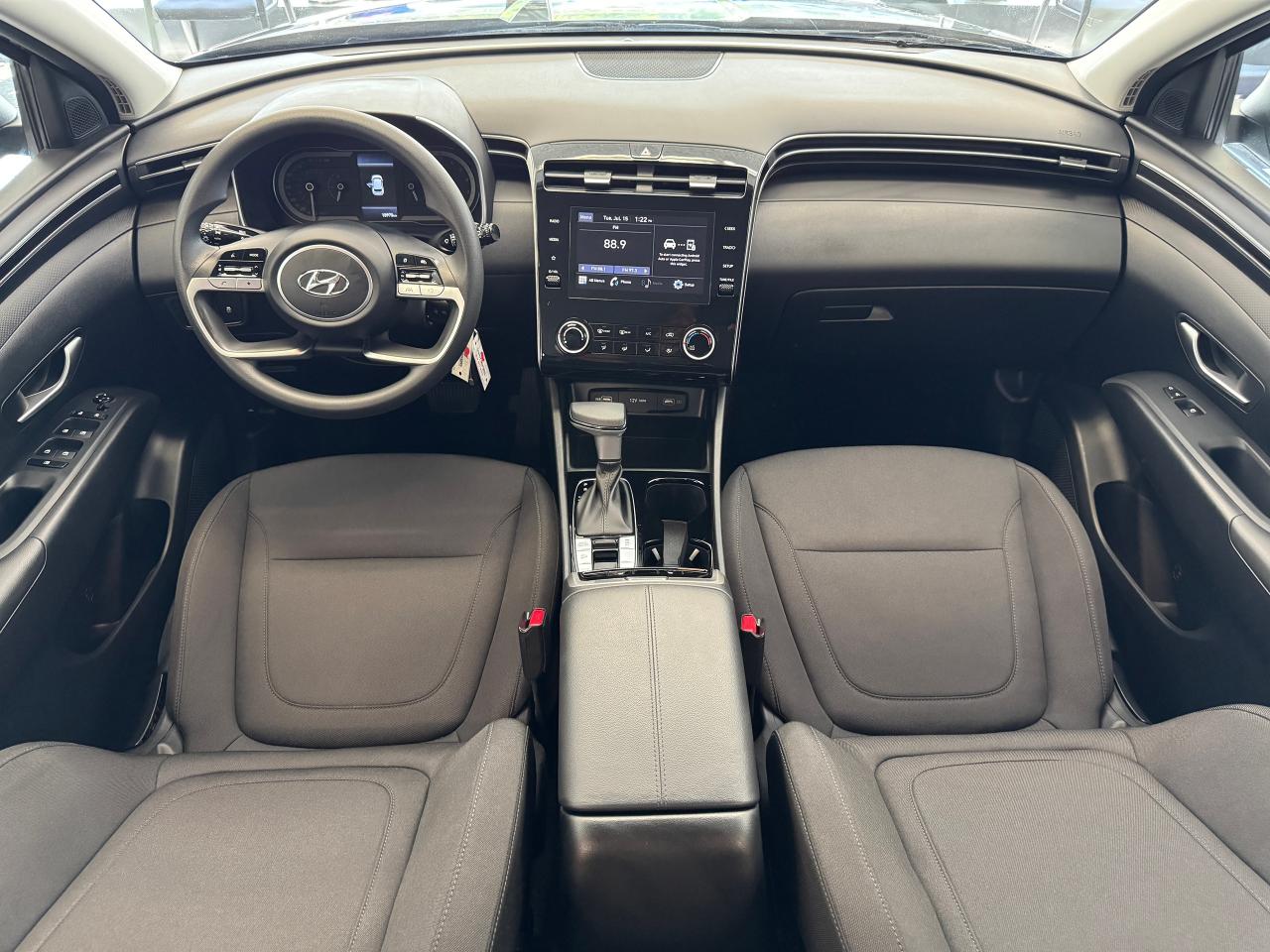 2022 Hyundai Tucson Essential AWD+ApplePlay+LIKE NEW+CLEAN CARFAX Photo2