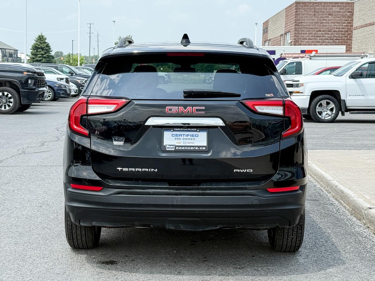 2022 GMC Terrain SLE 1.5L 4CYL AWD, HEATED FRON SEATS, REMOTE VEHICLE START, POWER LIFTGATE, AUTOMATIC CLIMATE CONTROL, 17" ALLOY WHEELS Photo