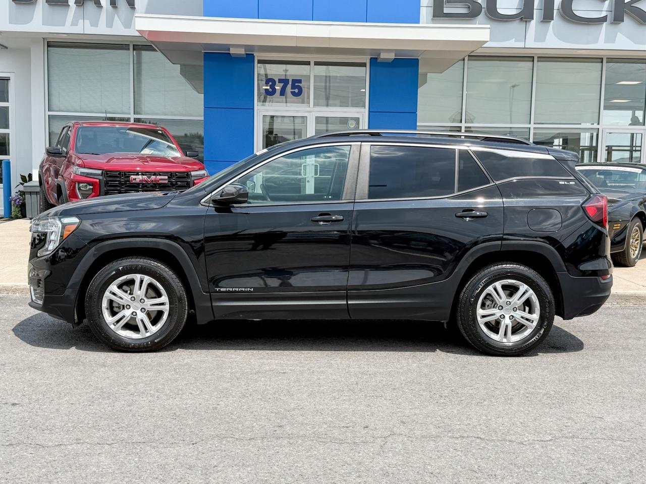 2022 GMC Terrain SLE 1.5L 4CYL AWD, HEATED FRON SEATS, REMOTE VEHICLE START, POWER LIFTGATE, AUTOMATIC CLIMATE CONTROL, 17" ALLOY WHEELS Photo