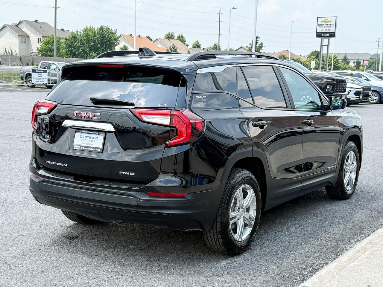 2022 GMC Terrain SLE 1.5L 4CYL AWD, HEATED FRON SEATS, REMOTE VEHICLE START, POWER LIFTGATE, AUTOMATIC CLIMATE CONTROL, 17" ALLOY WHEELS Photo