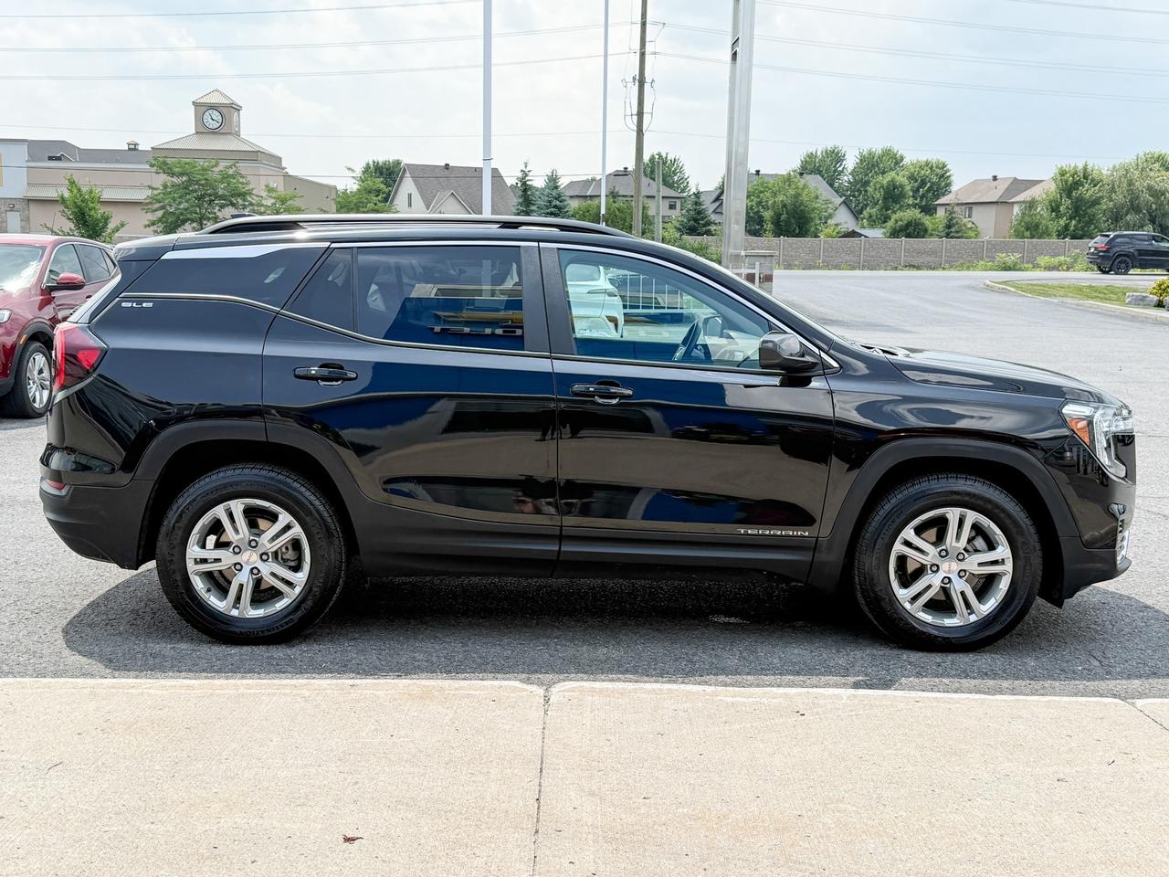 2022 GMC Terrain SLE 1.5L 4CYL AWD, HEATED FRON SEATS, REMOTE VEHICLE START, POWER LIFTGATE, AUTOMATIC CLIMATE CONTROL, 17" ALLOY WHEELS Photo