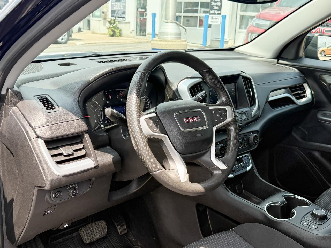 2022 GMC Terrain SLE 1.5L 4CYL AWD, HEATED FRON SEATS, REMOTE VEHICLE START, POWER LIFTGATE, AUTOMATIC CLIMATE CONTROL, 17" ALLOY WHEELS Photo