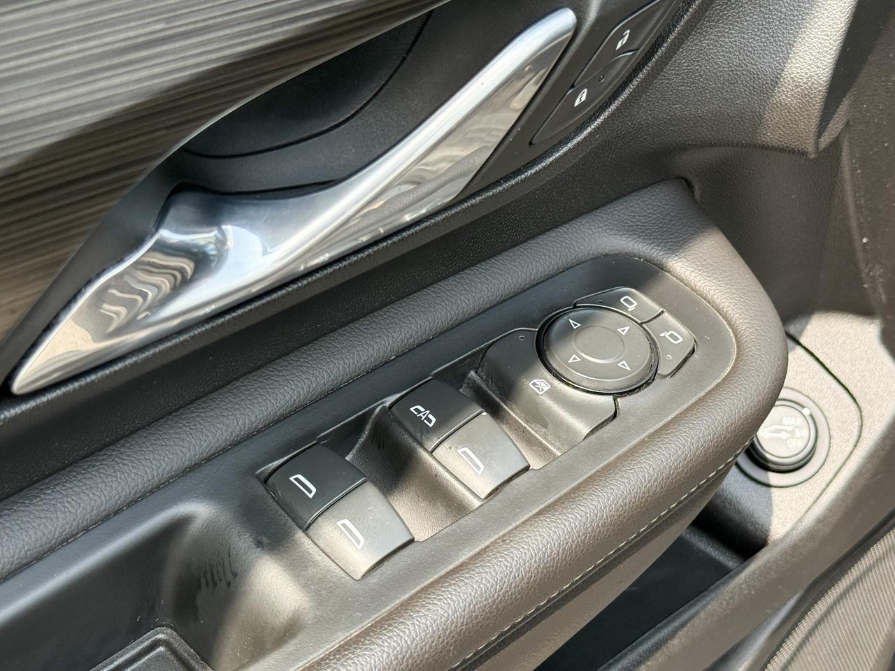 2022 GMC Terrain SLE 1.5L 4CYL AWD, HEATED FRON SEATS, REMOTE VEHICLE START, POWER LIFTGATE, AUTOMATIC CLIMATE CONTROL, 17" ALLOY WHEELS Photo