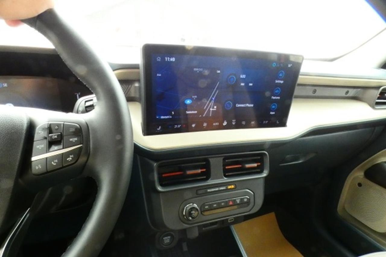 2025 Ford Maverick LARIAT HYBRID AWD w/Htd Leather, NAV, BUC - Photo #15