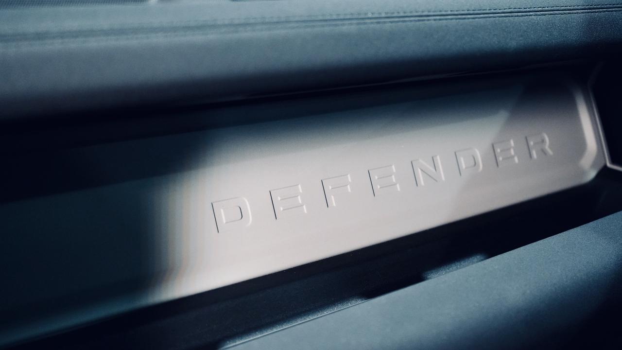 2023 Land Rover Defender 110 SE/PANO/MERIDIAN/360 CAM/CARPLAY/NO ACCIDENTS Photo