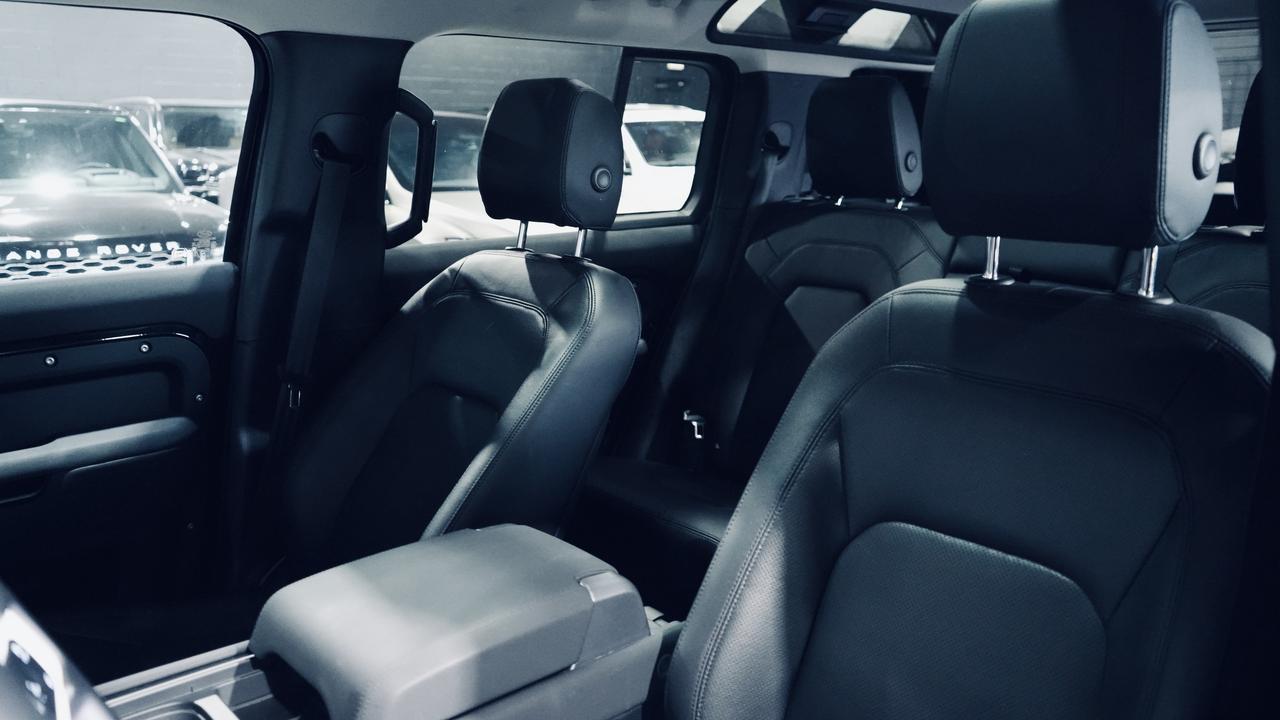 2023 Land Rover Defender 110 SE/PANO/MERIDIAN/360 CAM/CARPLAY/NO ACCIDENTS Photo