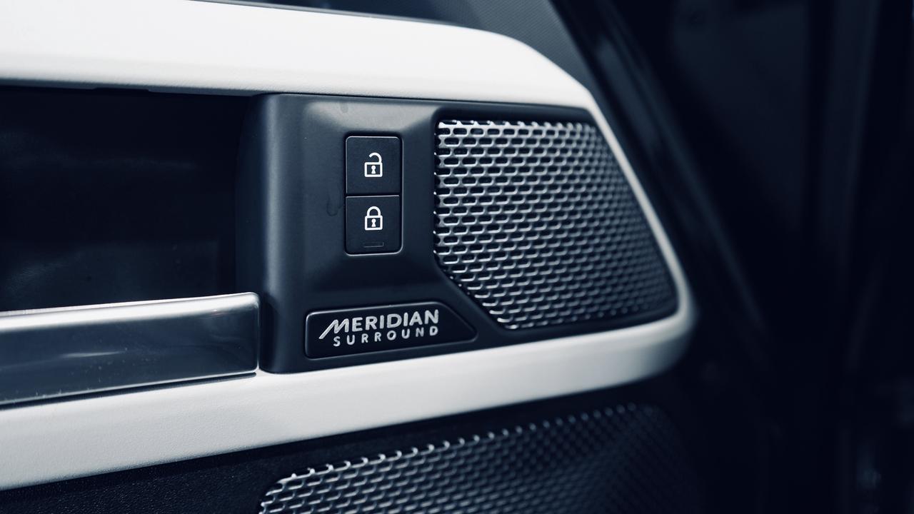 2023 Land Rover Defender 110 SE/PANO/MERIDIAN/360 CAM/CARPLAY/NO ACCIDENTS Photo