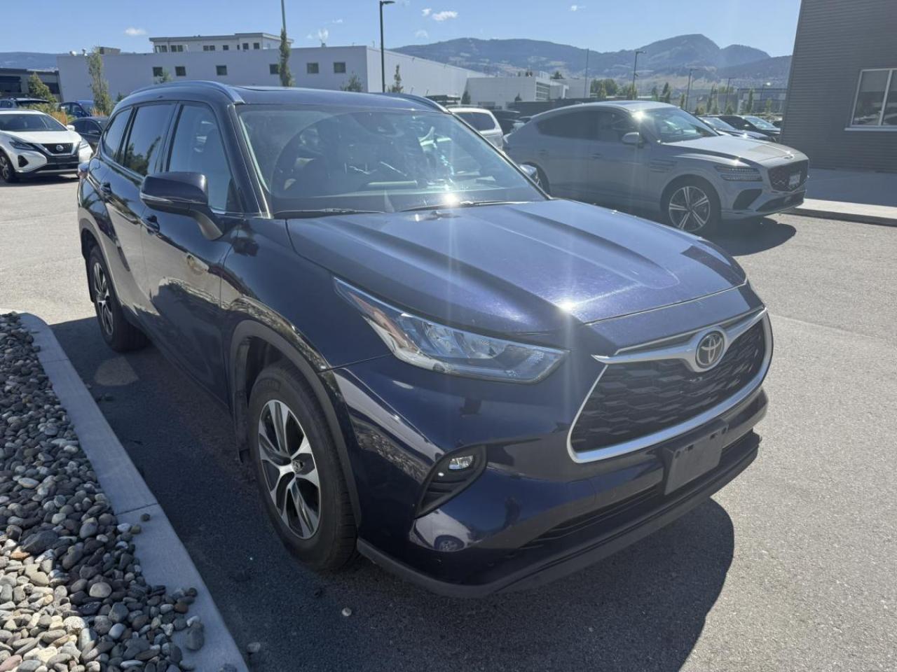 Used 2021 Toyota Highlander XLE for sale in Kelowna, BC