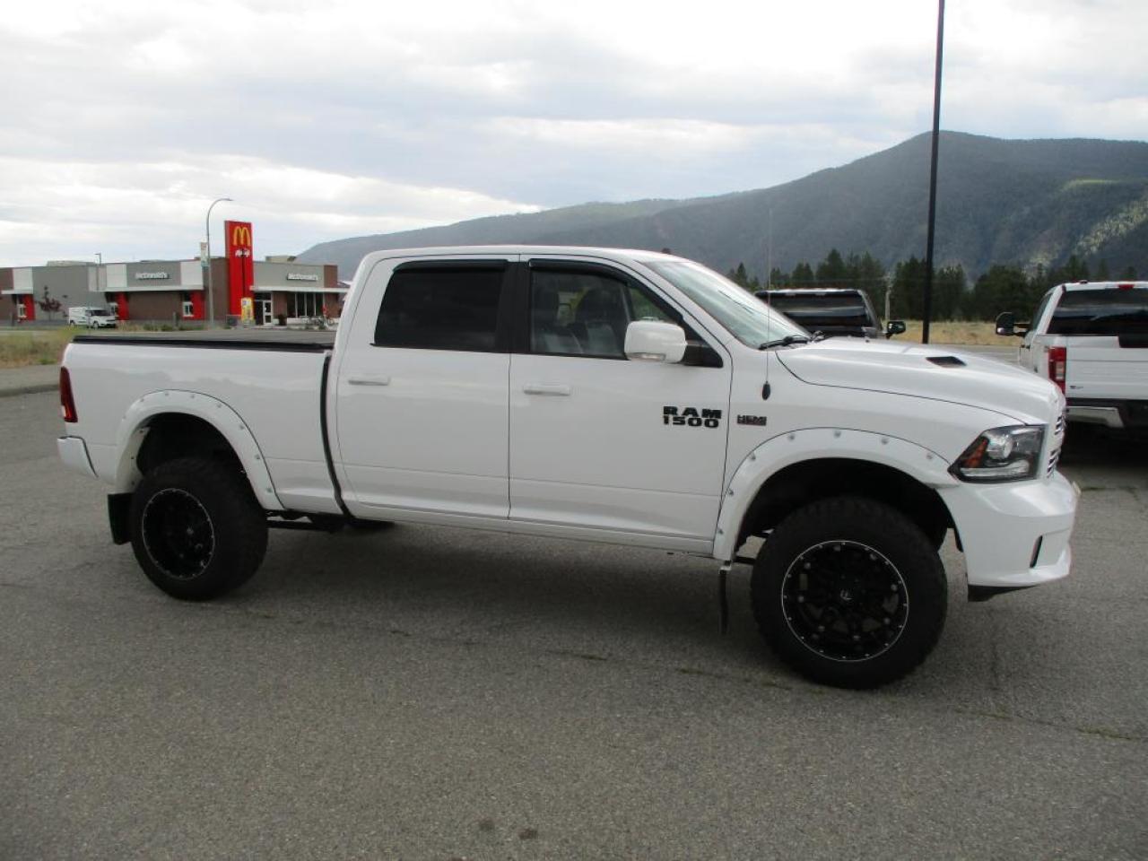 2017 RAM 1500 SPORT CREW CAB 4X4 Photo3