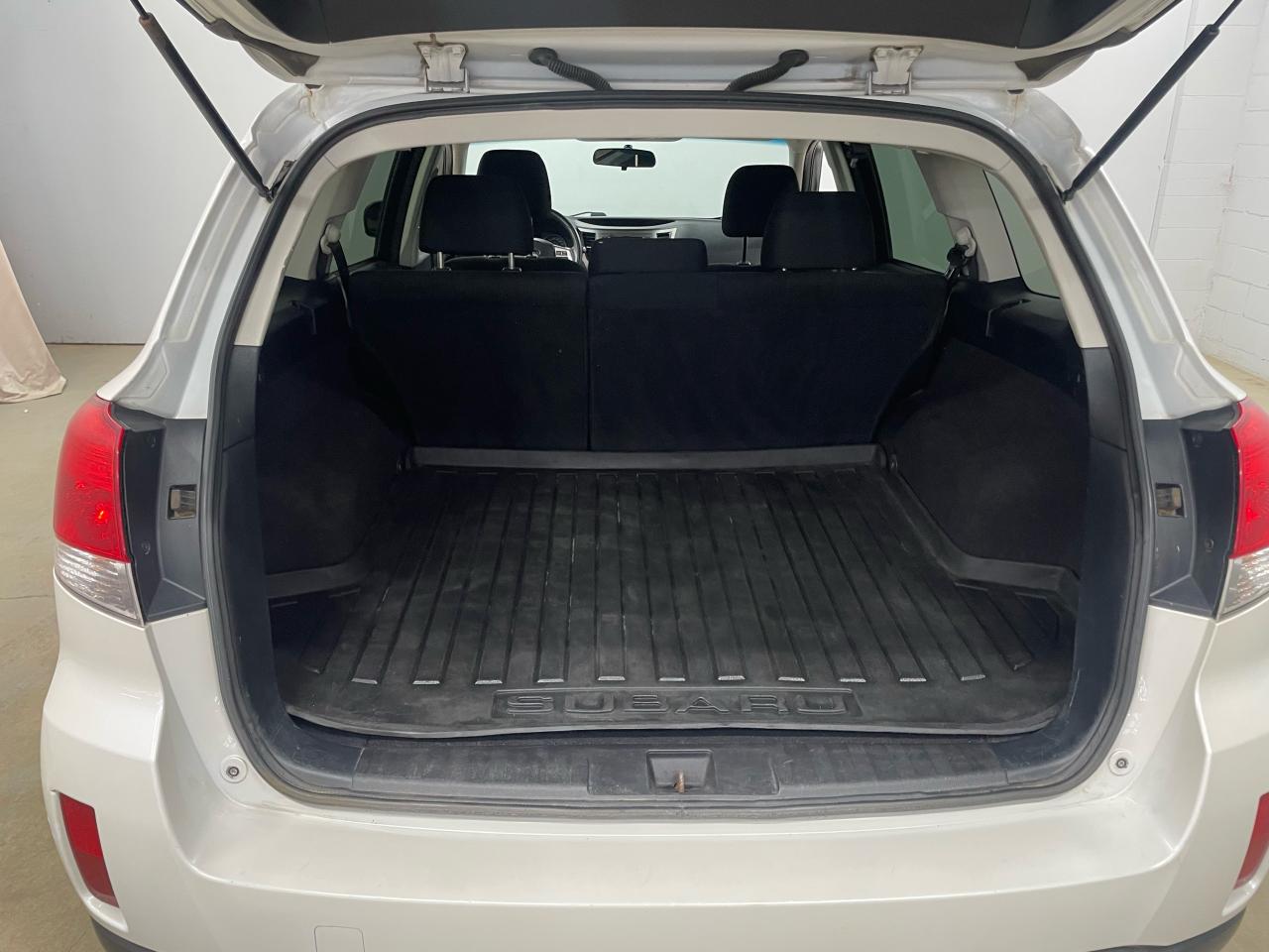 2014 Subaru Outback 4dr Wgn H4 Auto 2.5i Premium Photo6
