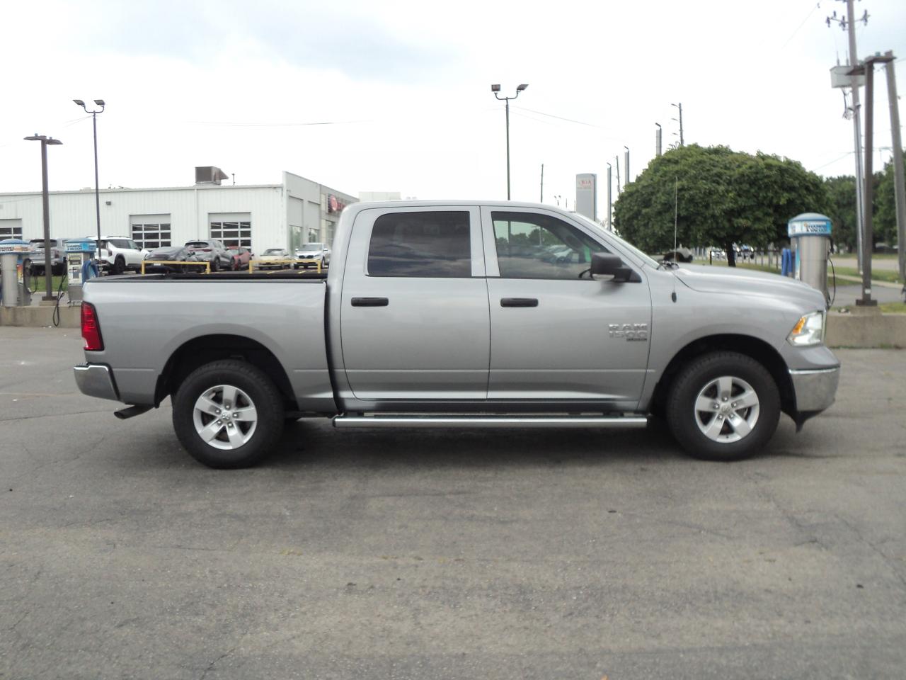 2022 RAM 1500 Classic SLT CrewCab 4x4 3.6L6cyl 5'7"Box HeatedSeats - Photo #7