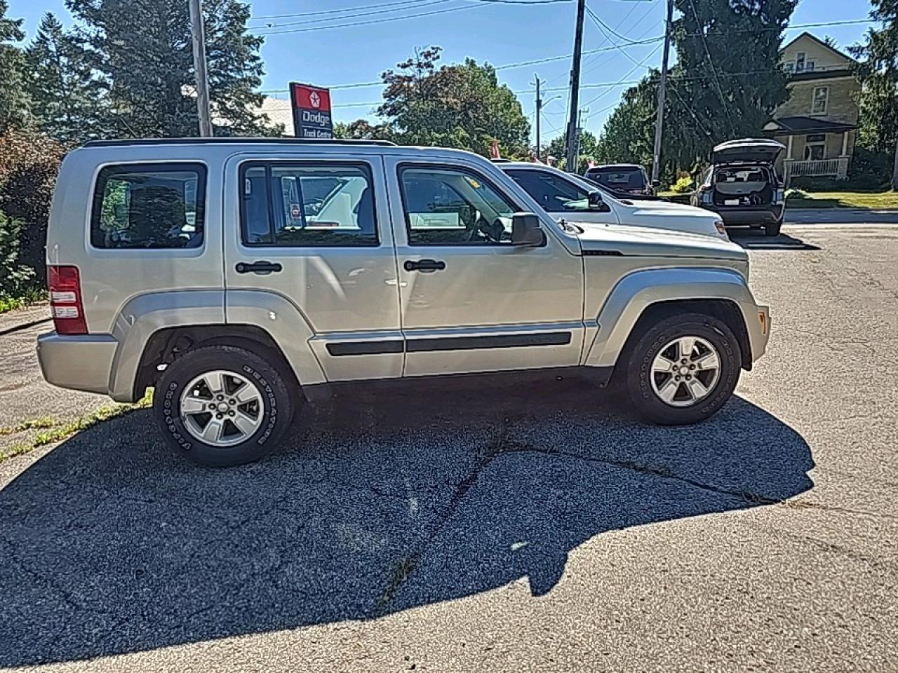 2009 Jeep Liberty Sport LOW KMS!!! AS-IS Photo3